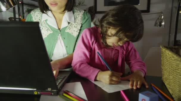 Bilgisayarda, kızı çalış çalışan anne — Stok video