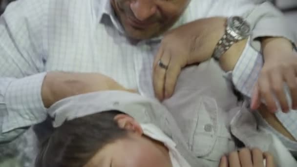 Padre haciendo cosquillas a su hijo — Vídeos de Stock