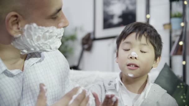 Father teaches son to apply shaving cream — Stock Video