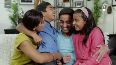 birlikte vakit geçirmek ve eğlenmek mutlu bir aile