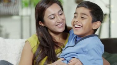 bir anne oğlunu aşk gösterilen