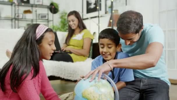 Feliz familia pasando tiempo juntos y aprendiendo en casa — Vídeos de Stock