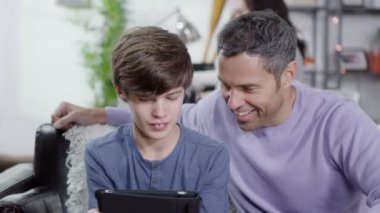 Baba ve oğul dijital Tablet Internet tarama vardır