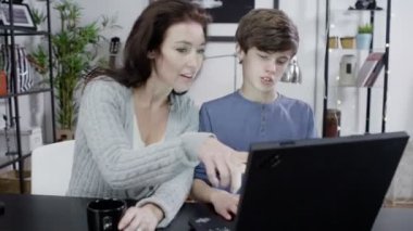 Anne ve oğul birlikte internet tarama