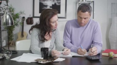 Ev hesaplarının çalışmaya çekici çift otur