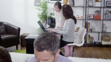 bir dizüstü bilgisayarda çalışan bir anne ve kızı