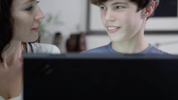 Mother and son browsing the internet together — Stock Video