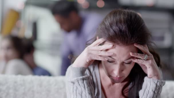 Eine Frau ist aufgebracht und gestresst über ihr Leben — Stockvideo