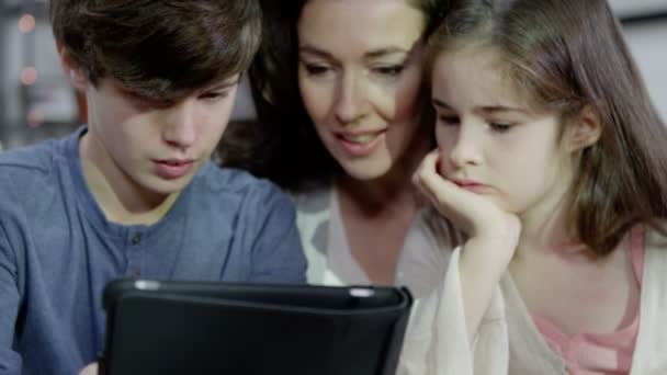 Uma mãe e seus filhos estão passando um tempo juntos em casa — Vídeo de Stock