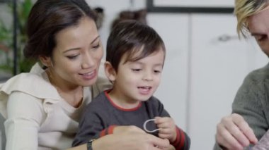 çekici genç multi etnik aile oynama ve birlikte öğrenme
