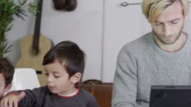 evden çalışan ve aynı zamanda iki genç oğlu dikkat çekici meşgul babası