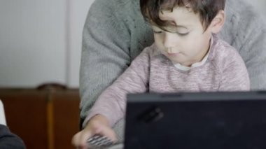 evden çalışan ve aynı zamanda iki genç oğlu dikkat çekici meşgul babası