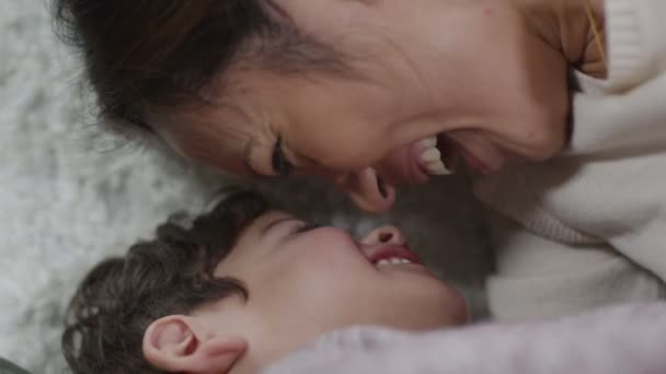 Любляча мати і син з'єднуються — стокове відео