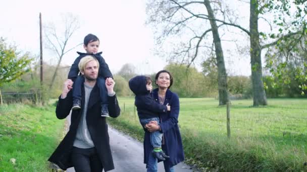 Семья наслаждается прогулкой на свежем осеннем воздухе — стоковое видео