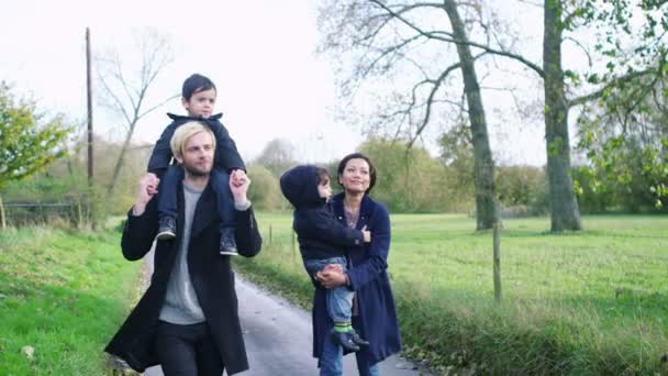 Familia disfrutando de un paseo en el aire fresco de otoño — Vídeo de stock