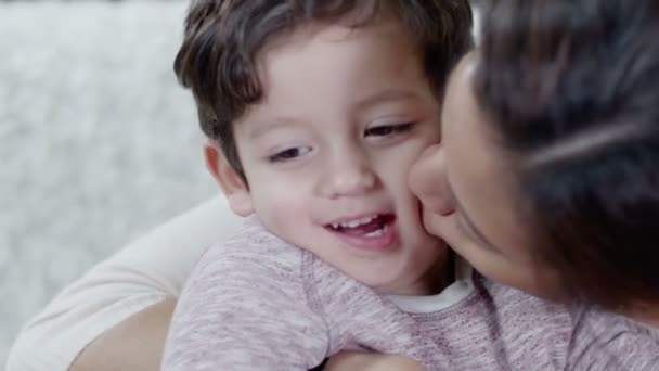 Liefhebbende moeder zoenen en knuffelen haar zoon — Stockvideo