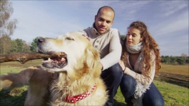 Çift ve ormanda köpek