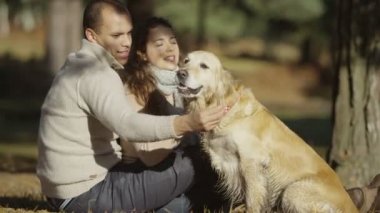 Çift ile onların evde beslenen hayvan köpek