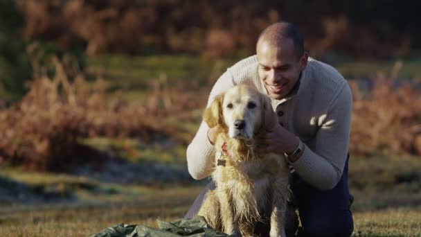 Mann und Hund verbringen Zeit — Stockvideo