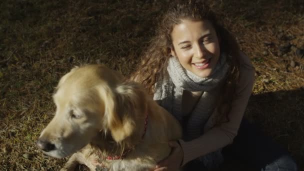 Жінка і собака в лісі — стокове відео