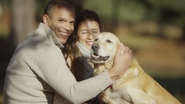 Casal com cão de estimação — Vídeo de Stock
