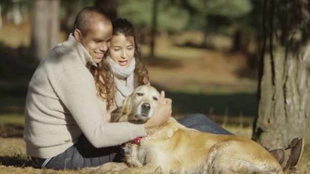 Casal com seu cão de estimação adorável — Vídeo de Stock