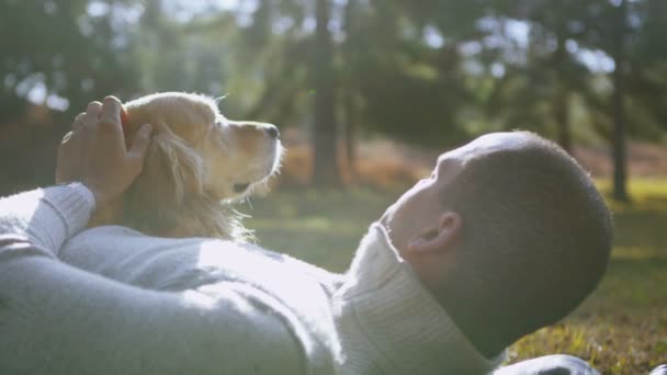 muž a pes tráví čas společně