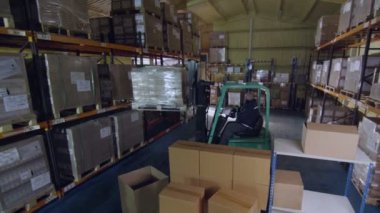 işçi yığınları kutularını taşımak için forklift kamyon kullanır.