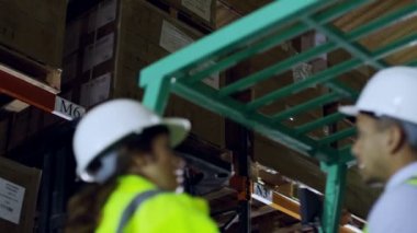 forklift kamyon şoförü ve iş arkadaşı çalışma