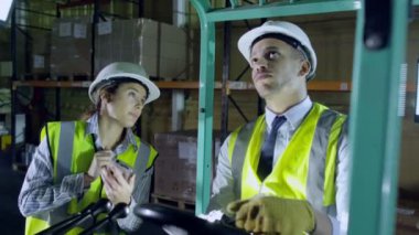 forklift kamyon şoförü ve iş arkadaşı çalışma
