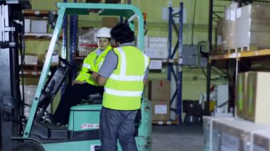 Üç işçi stokları kontrol ediyor