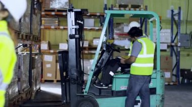 işçiler stokları kontrol ediyor