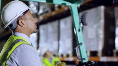 forklift kamyon şoförü depoda çalışıyor