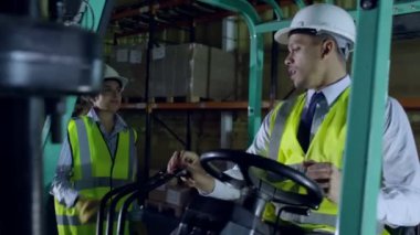 kadın forklift kamyon şoförü vardiyasında geldi