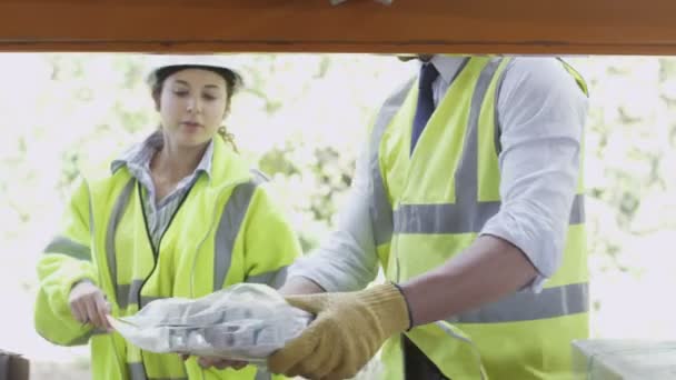 Trabajadores de almacén discuten stock — Vídeo de stock