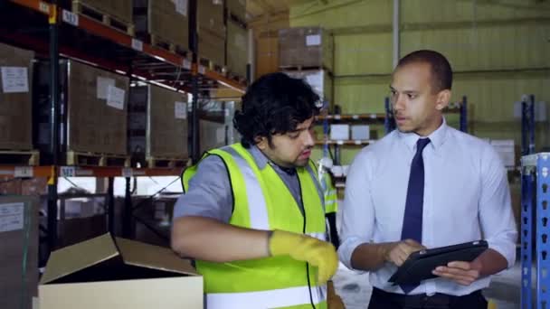 Empresário está trabalhando em armazém — Vídeo de Stock