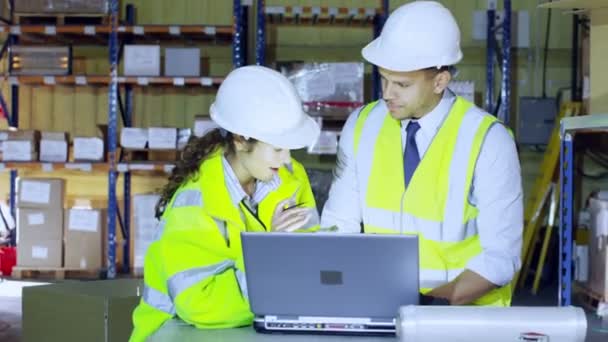 Les employés de l'entrepôt discutent de la logistique des affaires 