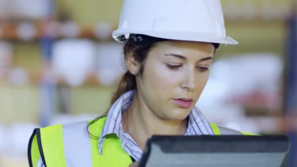 Warehouse employee  is working on  tablet — Stock Video