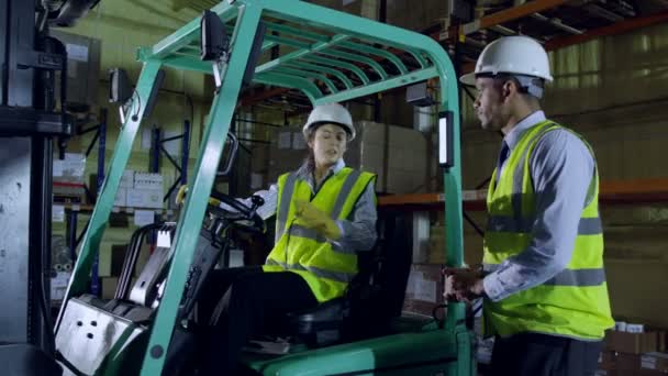 Le conducteur de chariot élévateur masculin arrive en équipe — Video