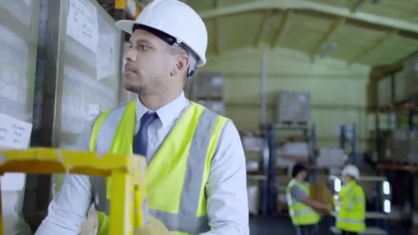 Travailleur vérifier stock sur étagère 