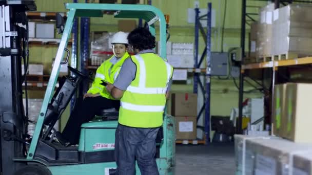 Trois travailleurs vérifient les stocks 