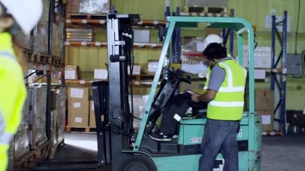 Les travailleurs vérifient les stocks 