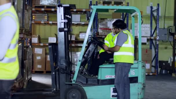 Trois travailleurs vérifient les stocks 