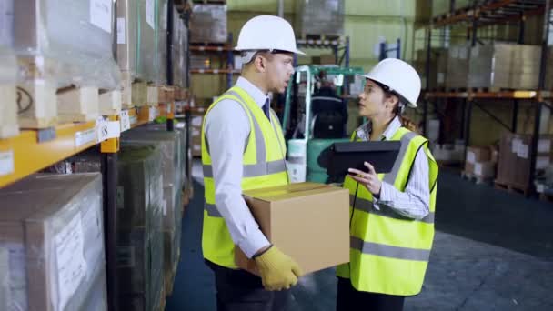 Trabajadores con tableta discutiendo trabajo . — Vídeos de Stock