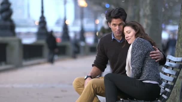 Couple assis sur le banc — Video