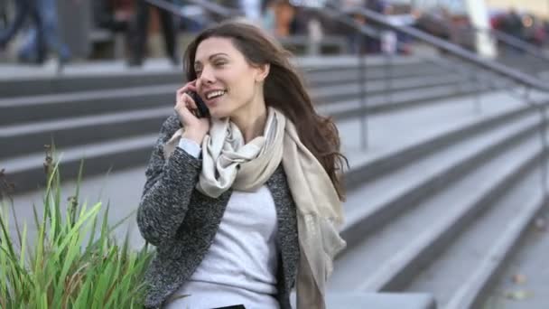 Feminino está falando ao telefone — Vídeo de Stock