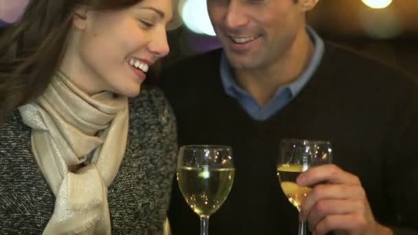 Birbirine aşık çiftler şarap içiyor. — Stok video