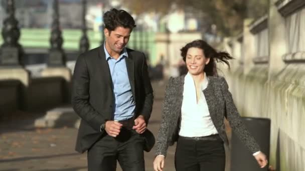 Couple professionnel marchant ensemble — Video