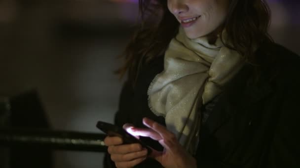 Hermosa mujer hablando por teléfono — Vídeo de stock