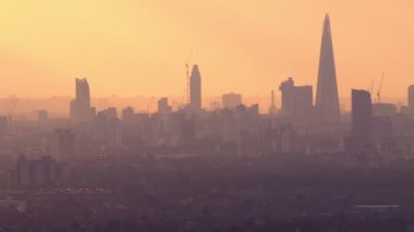 Londra manzarası havadan görünümü puslu bir sonbahar sabahı